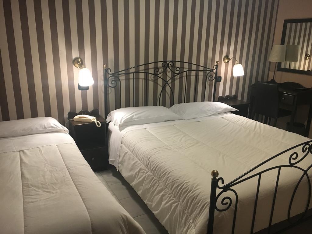 Hotel Degli Amici Помпей Екстериор снимка