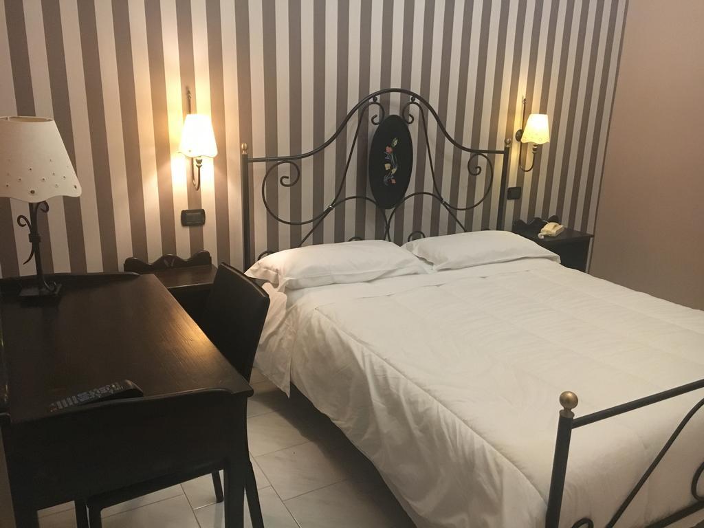 Hotel Degli Amici Помпей Екстериор снимка