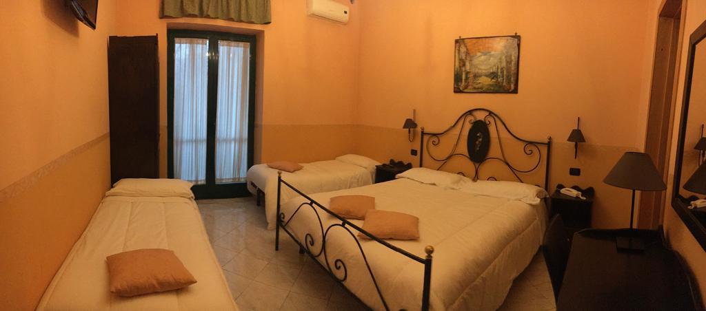 Hotel Degli Amici Помпей Екстериор снимка