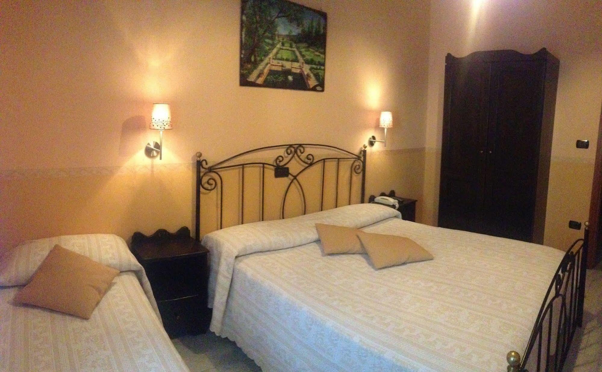 Hotel Degli Amici Помпей Екстериор снимка