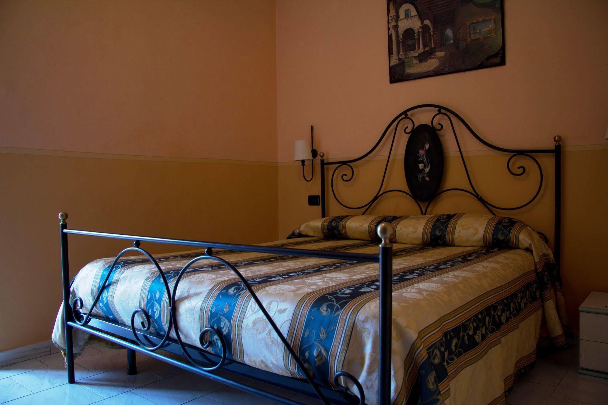 Hotel Degli Amici Помпей Екстериор снимка