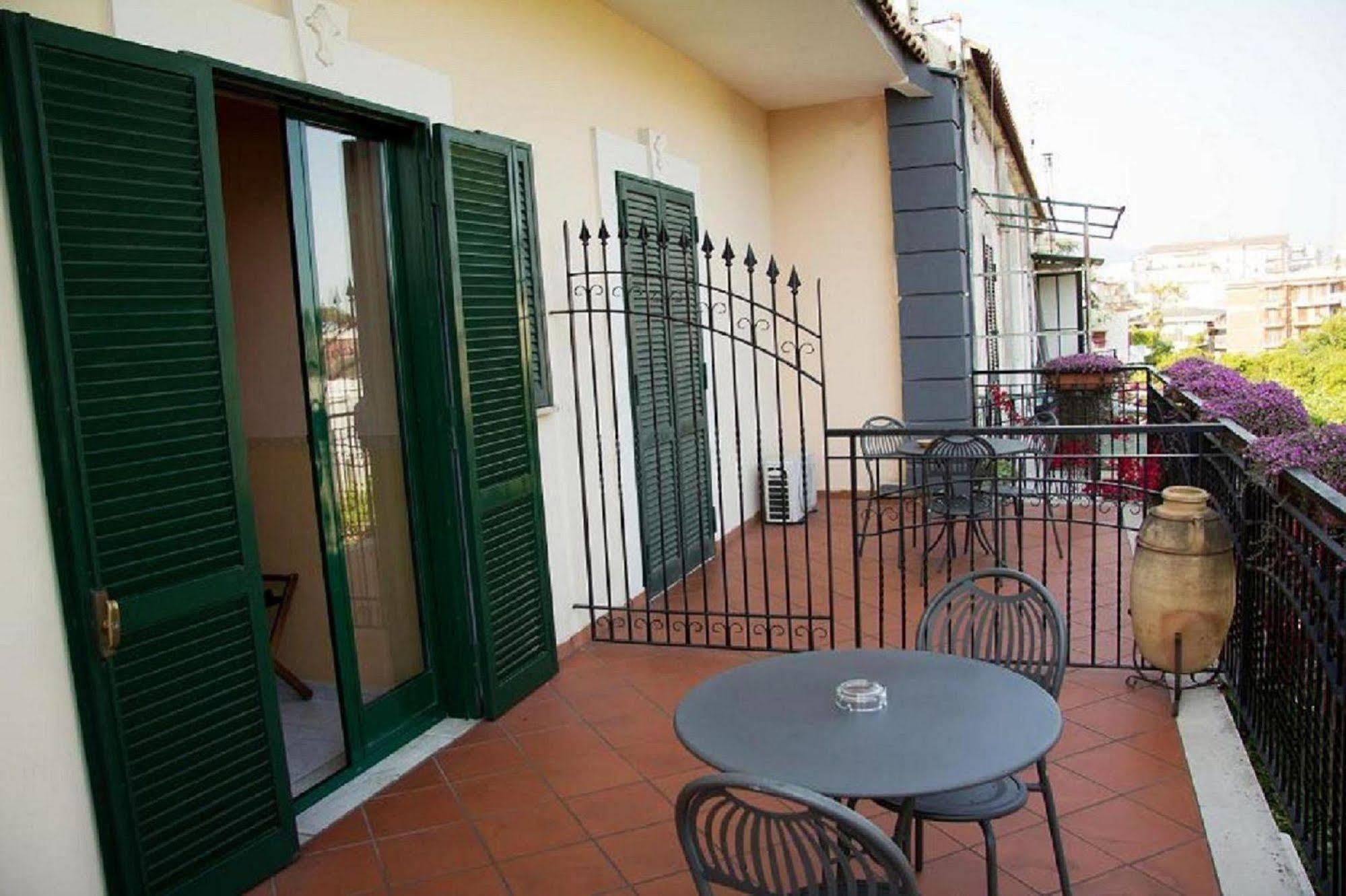 Hotel Degli Amici Помпей Екстериор снимка