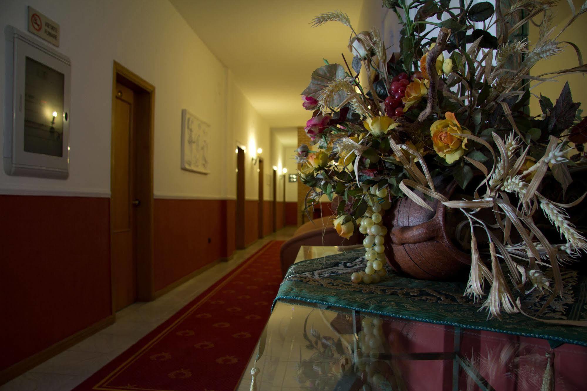 Hotel Degli Amici Помпей Екстериор снимка
